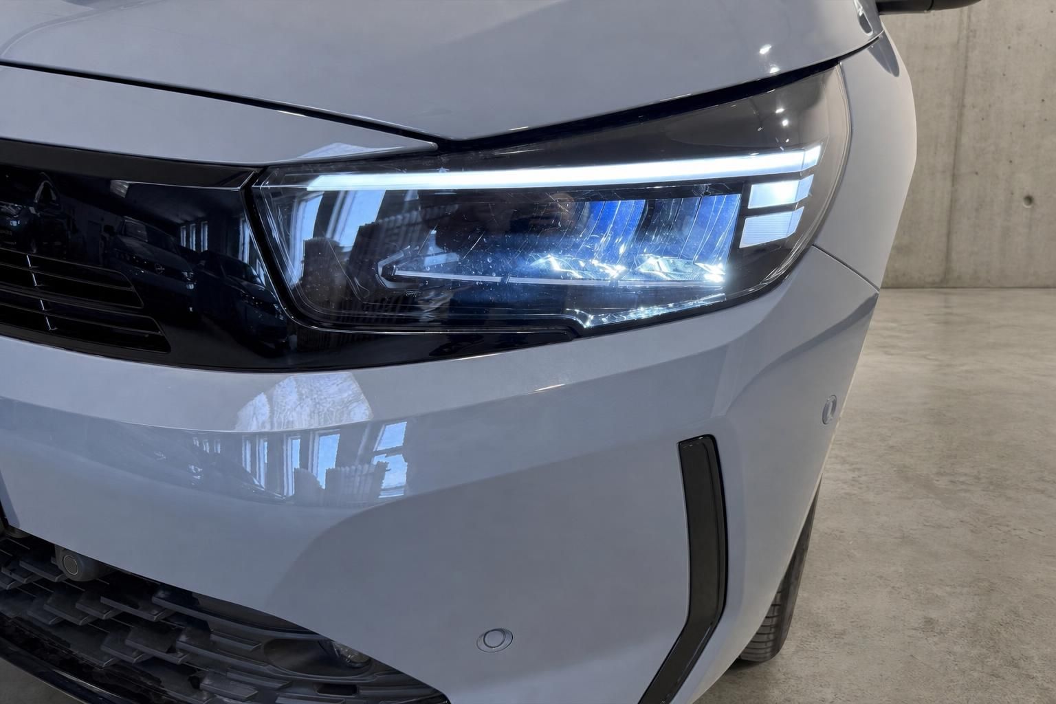 LED-Scheinwerfer Nahaufnahme eines grauen Opel Fahrzeugs