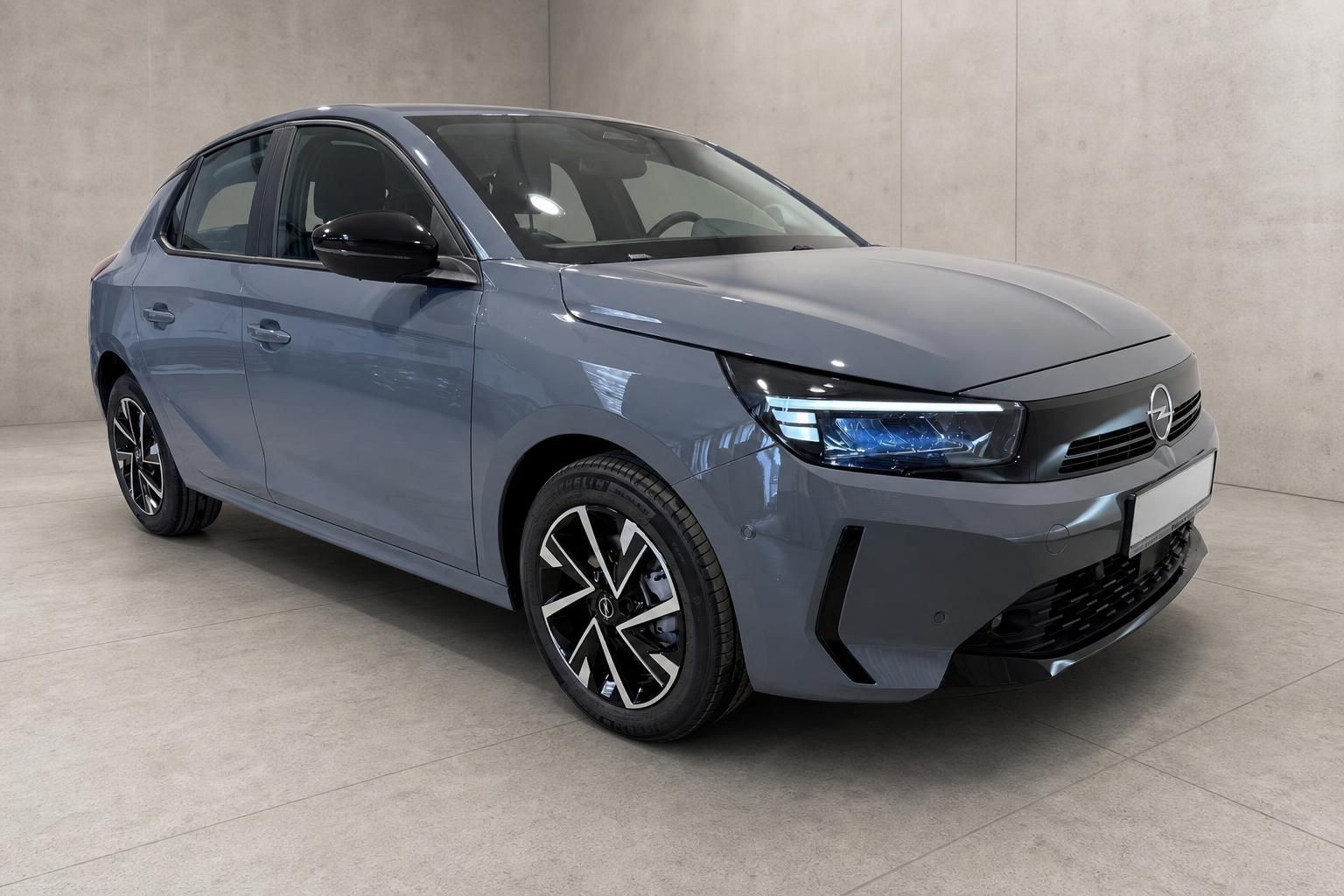 Opel Corsa grau, Frontansicht schraeg mit LED-Scheinwerfern im Studio