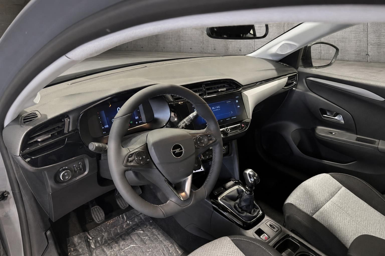 Opel Corsa Cockpit mit Lenkrad, Digitaltacho und Infotainment-Display