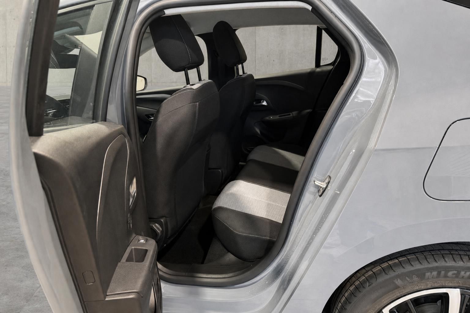 Opel Corsa Innenraum Rücksitzbank mit geöffneter Tür