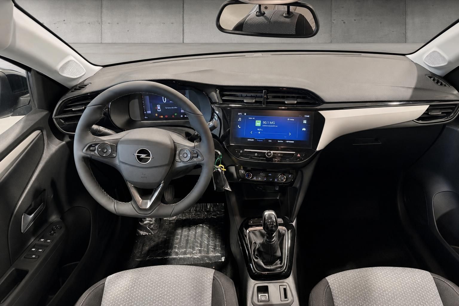 Opel Corsa Cockpit mit Lenkrad und Infotainment-Display