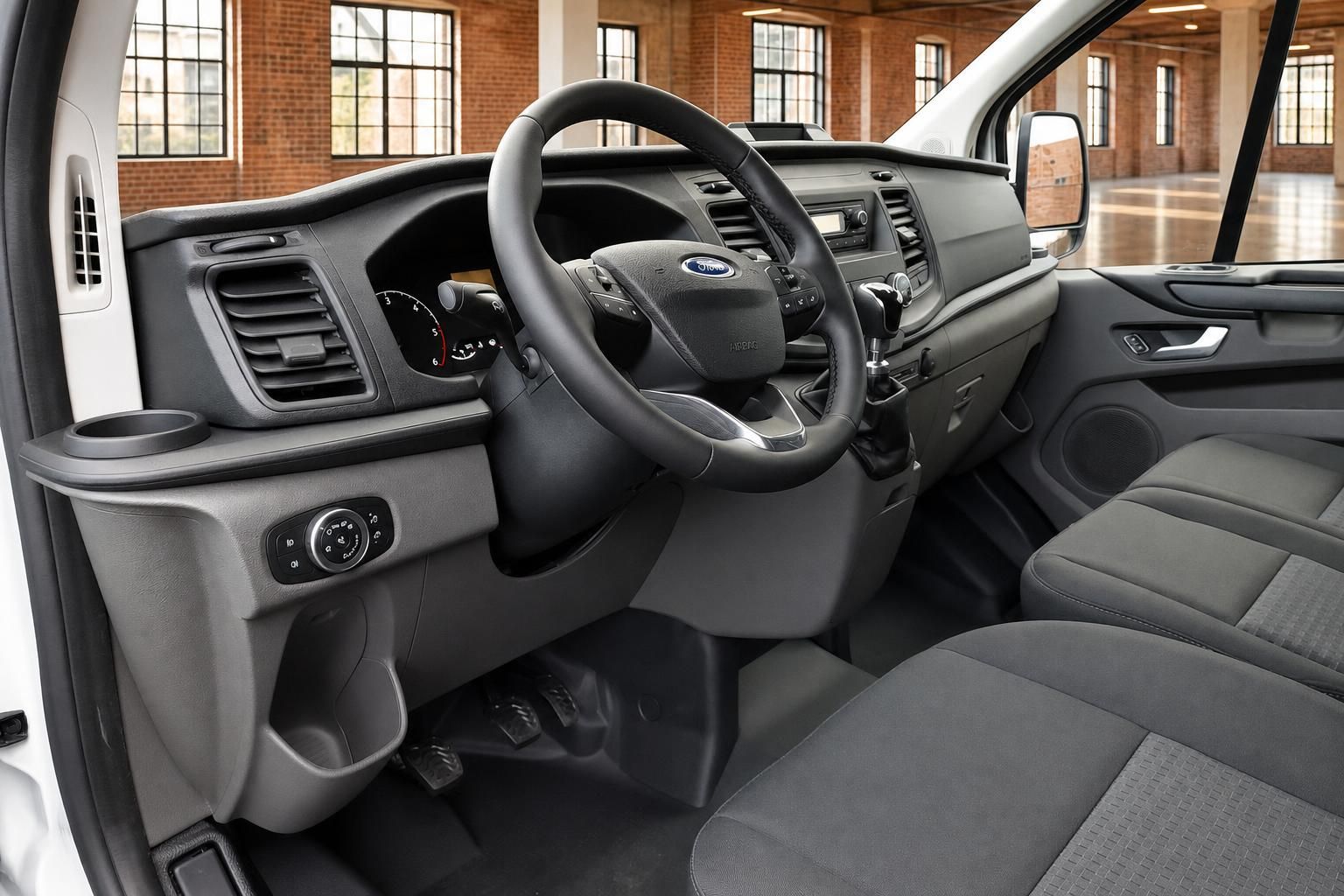 Ford Transit Custom Innenraum – Cockpit mit Lenkrad, Armaturenbrett, Schaltung und Fahrersitz