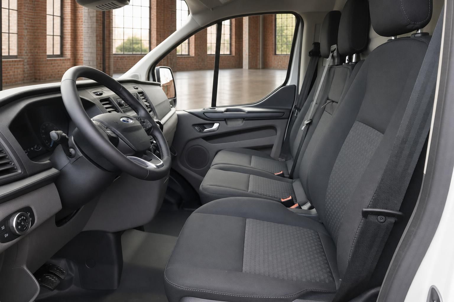Ford Transit Custom Innenraum Fahrerseite mit Lenkrad und Vordersitzen in grauem Stoff