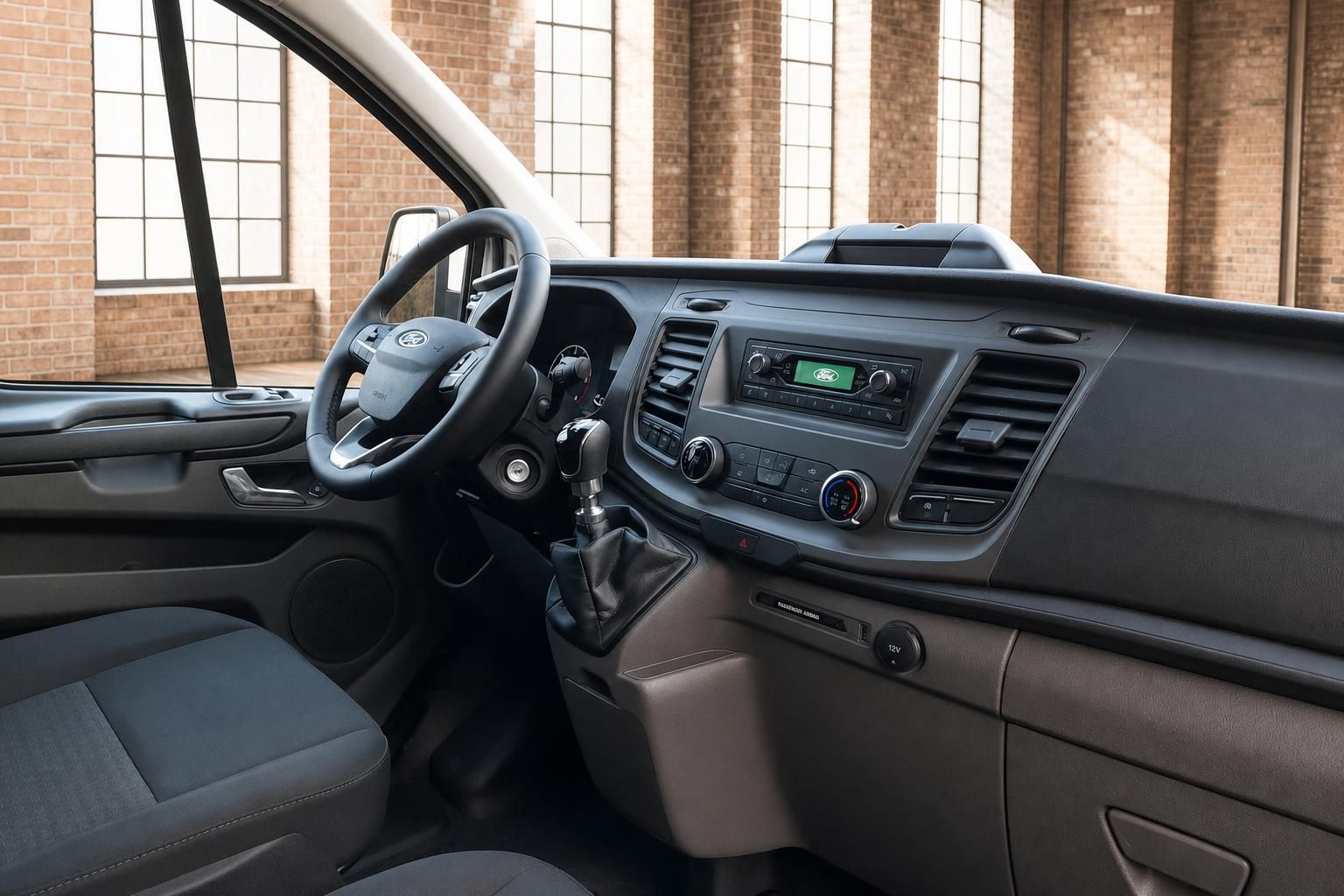Ford Transit Custom Cockpit mit Armaturenbrett, Lenkrad und Radio-Einheit