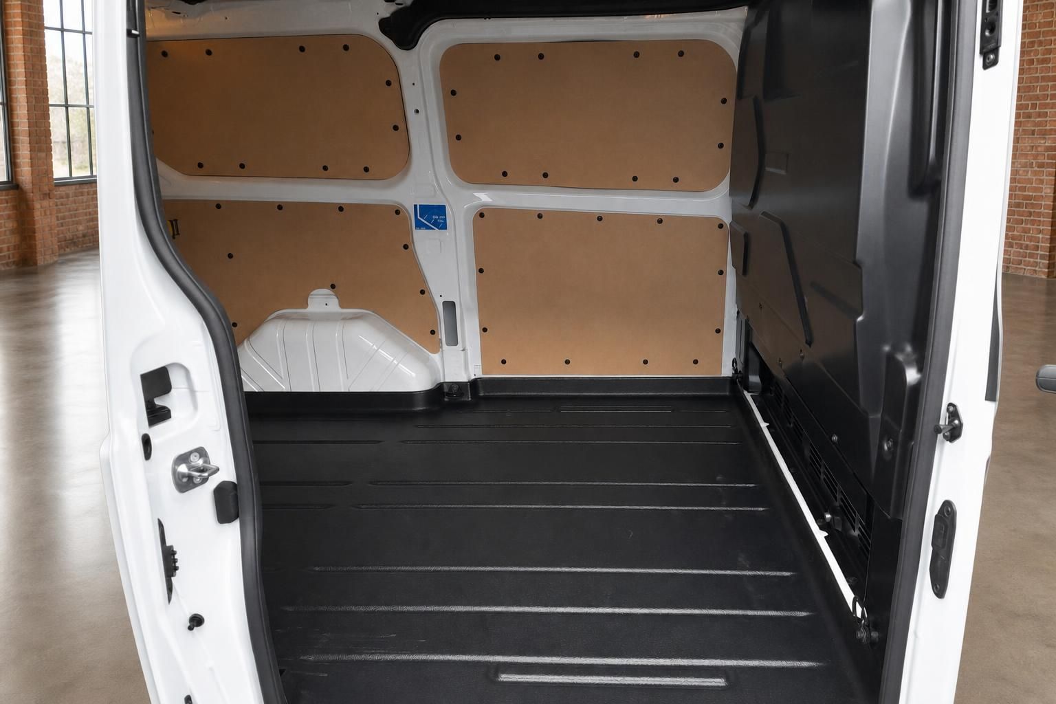 Ford Transit Custom Laderaum mit Holzverkleidung und schwarzem Gummiboden von hinten