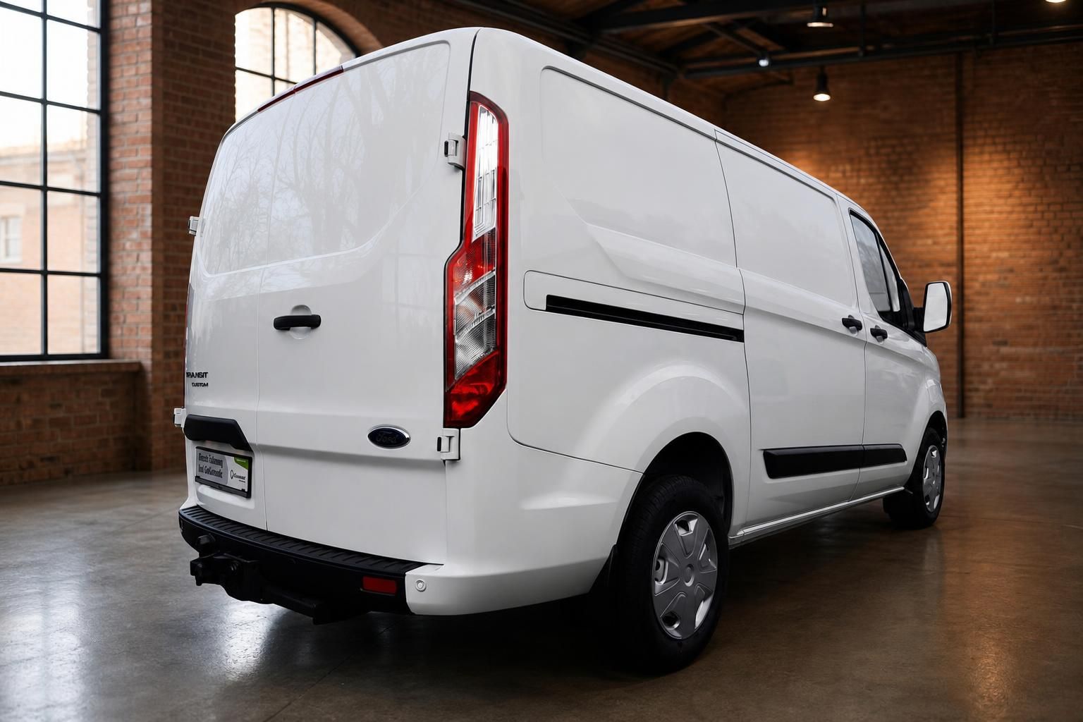 Ford Transit Custom Kastenwagen weiss Heckansicht schraeg rechts in Industriehalle mit Anhaengerkupplung