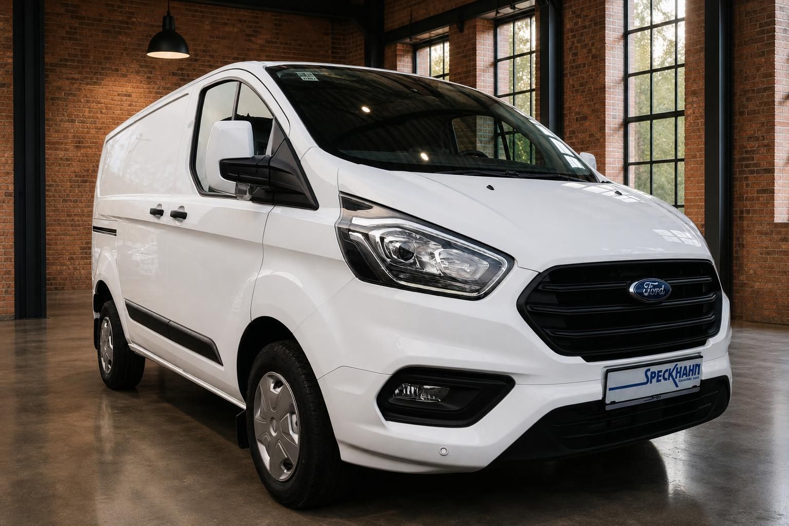 Ford Transit Custom Kastenwagen weiss Frontansicht schraeg rechts in Industriehalle bei Speckhahn