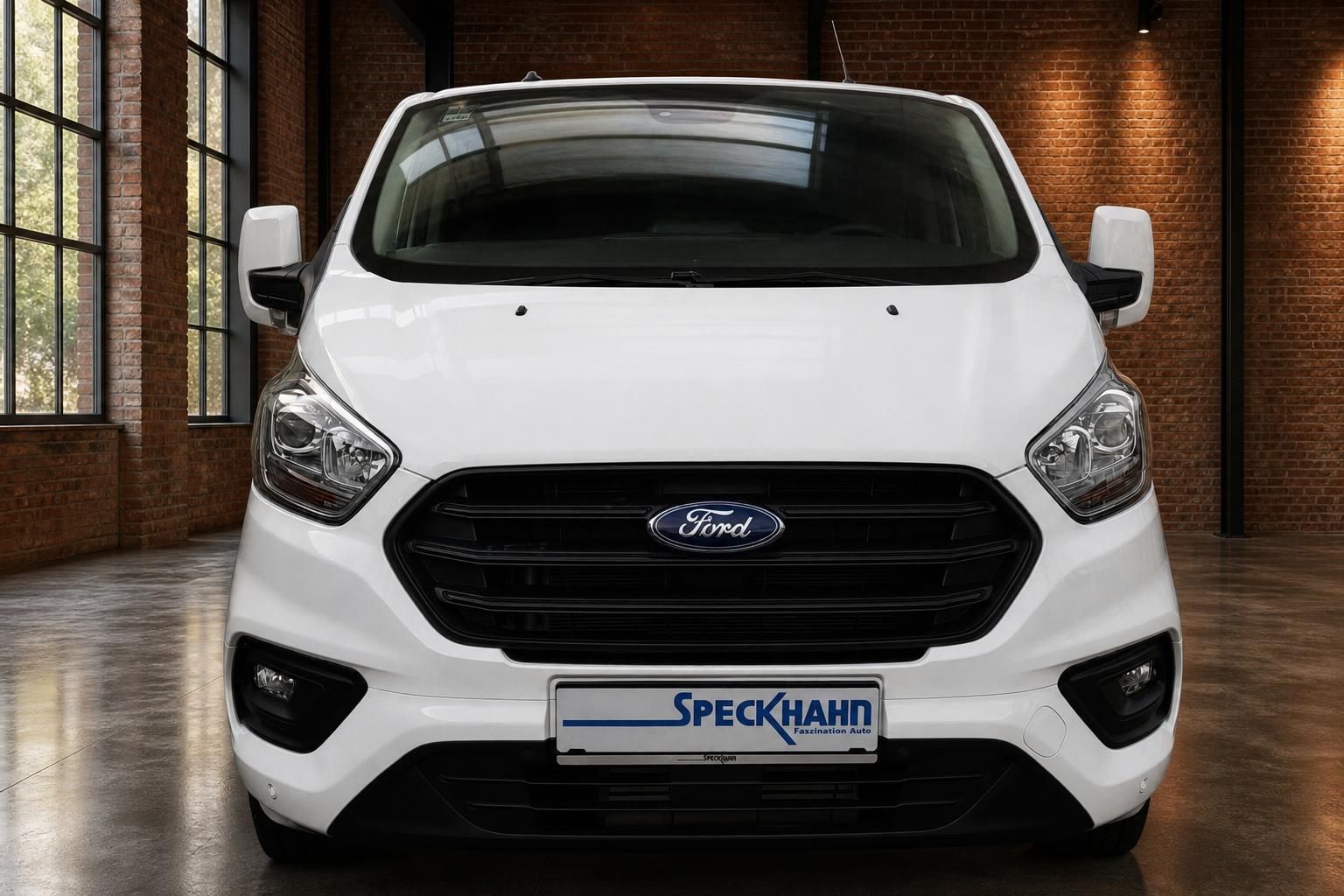 Ford Transit Custom weiss – Frontansicht mit Ford-Logo und Speckhahn Kennzeichenhalter