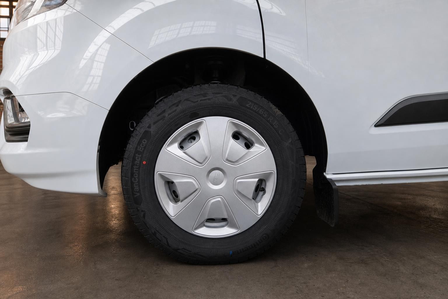 Ford Transit Custom – Stahlfelge mit Continental VanContact Eco Reifen 215/65 R16 in Detailansicht