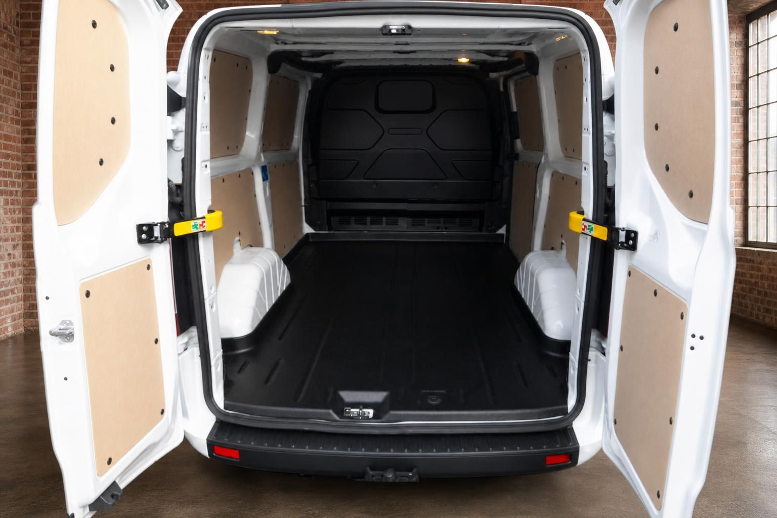Ford Transit Custom Laderaum – geöffnete Hecktüren mit schwarzer Kunststoffwanne und Holzverkleidung