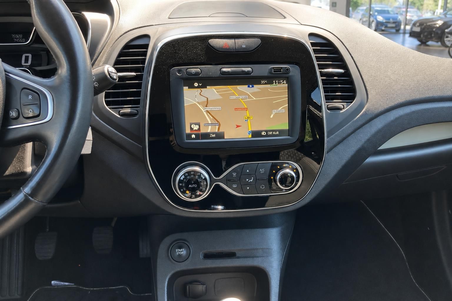 Renault Captur Mittelkonsole mit Navi-Touchscreen, Klimaautomatik und Start-Stop-Knopf