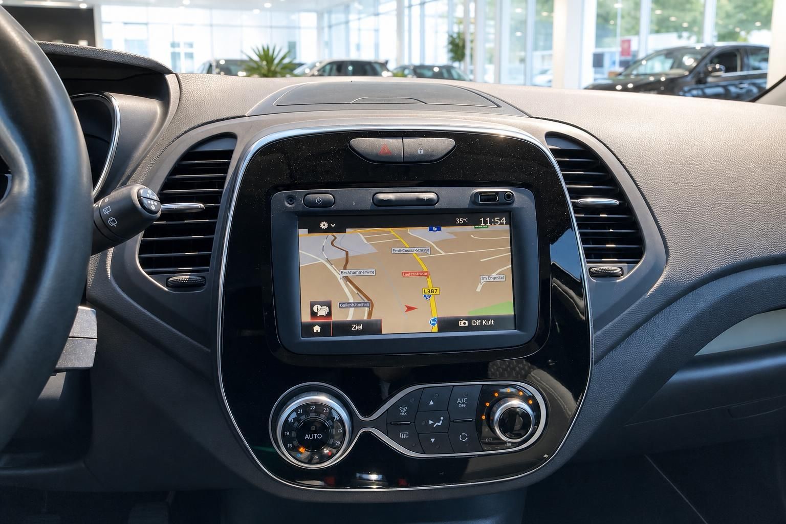 Renault Captur Innenraum – Navigationssystem mit Touchscreen und Klimabedienung