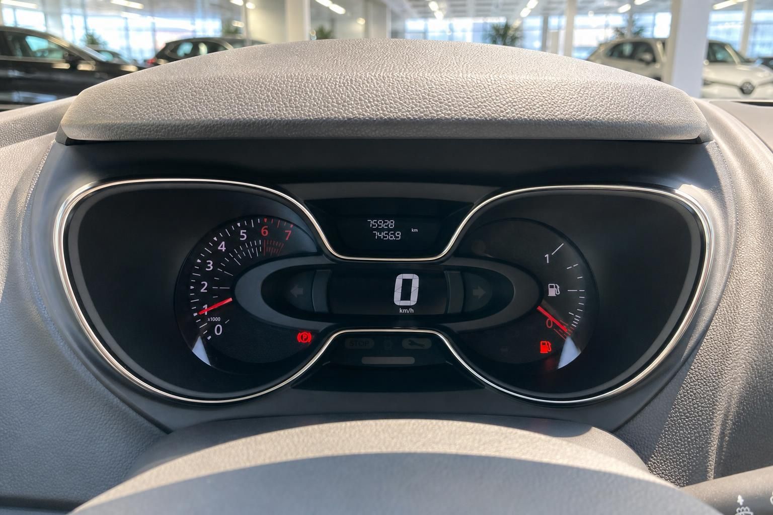 Renault Captur Tacho-Cockpit mit Drehzahlmesser, Tachometer und 75928 km Kilometerstand