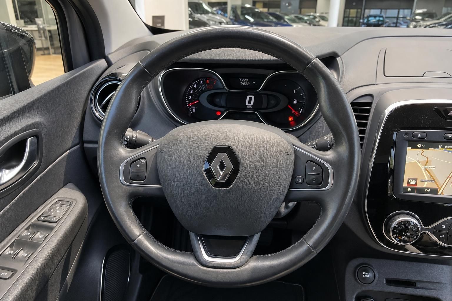 Renault Captur Innenraum – Lenkrad mit Logo, Kombiinstrument und Infotainmentsystem