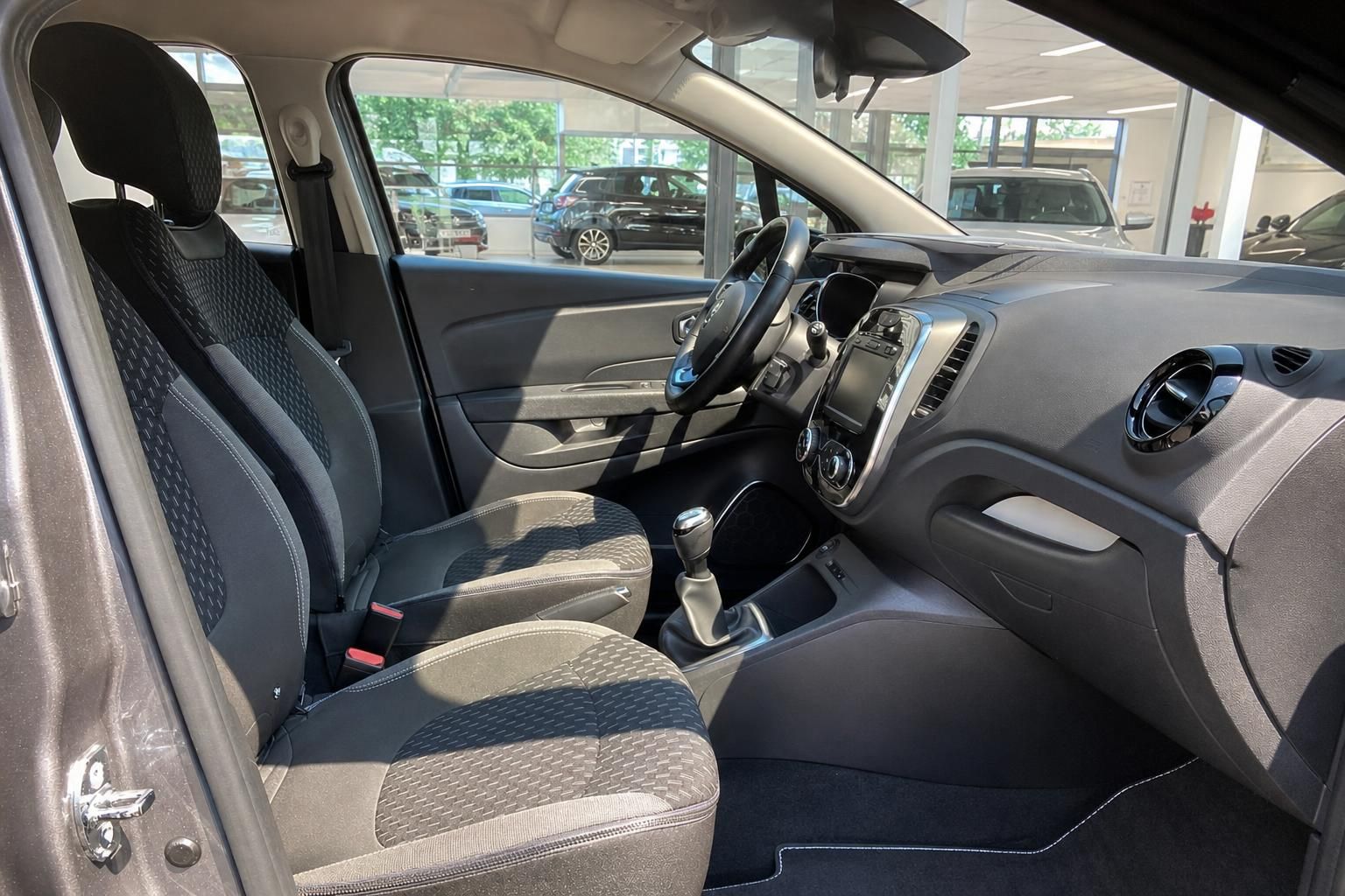 Renault Captur Innenraum – Vordersitze, Mittelkonsole mit Schaltgetriebe und Armaturenbrett