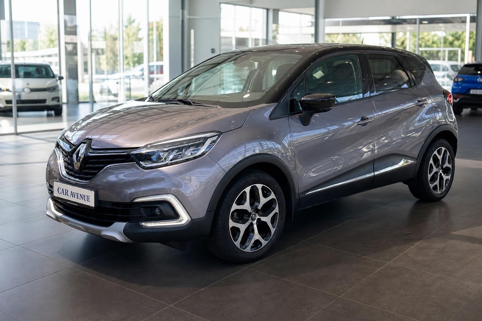 Renault Captur grau Frontansicht schräg im Showroom – SUV mit LED-Scheinwerfern