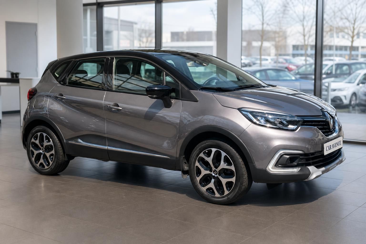 Renault Captur grau Dreiviertelansicht vorne im Autohaus – kompakter Crossover SUV