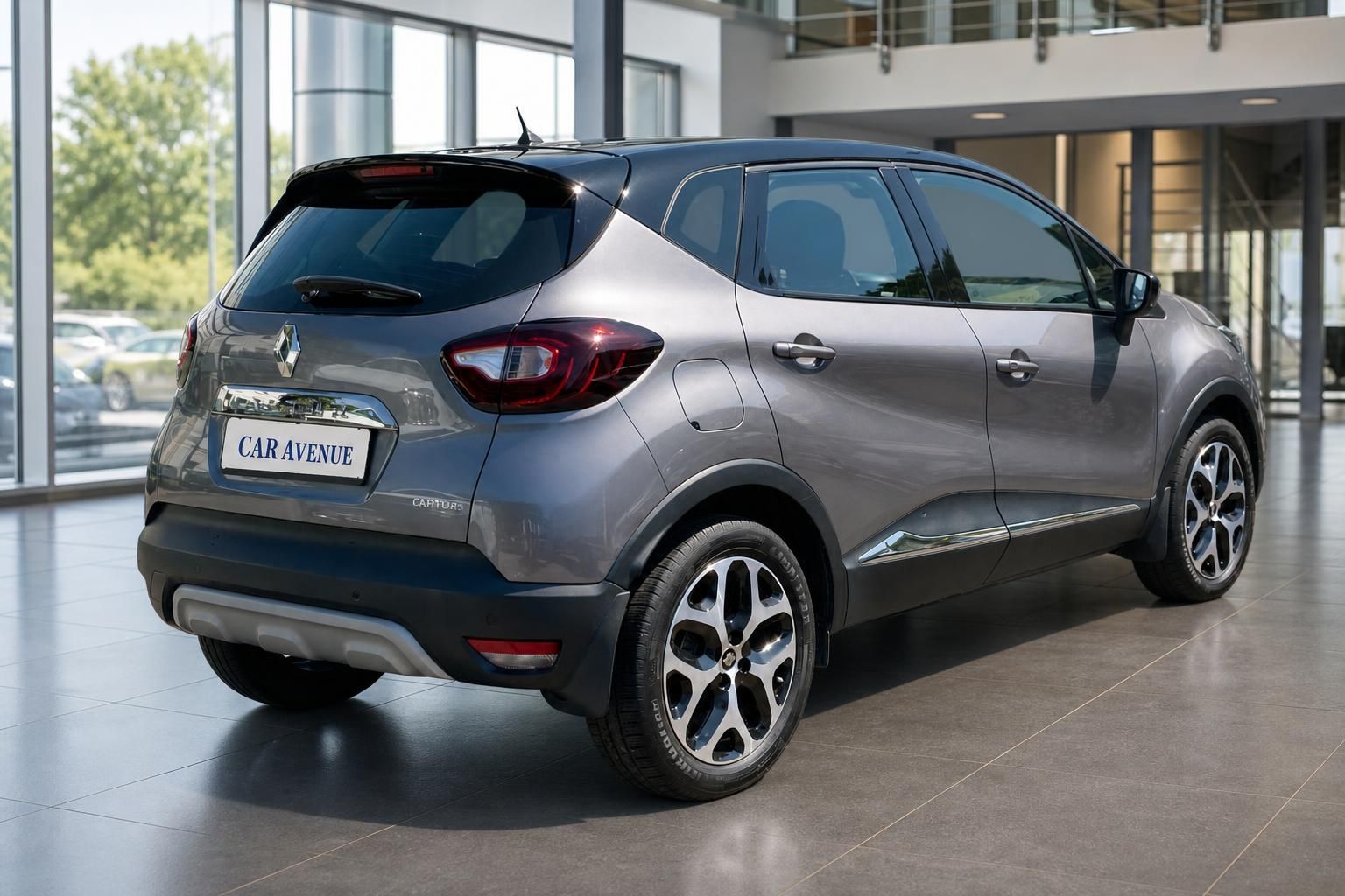 Renault Captur grau Heckansicht schräg im Showroom – SUV mit LED-Rückleuchten