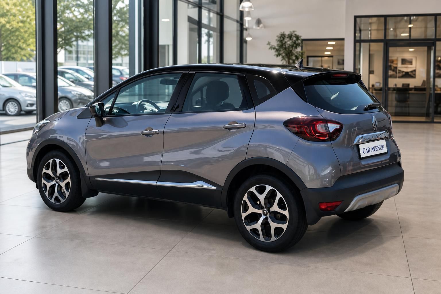 Renault Captur grau Heck-Seitenansicht im Autohaus – Crossover SUV mit schwarzem Dach