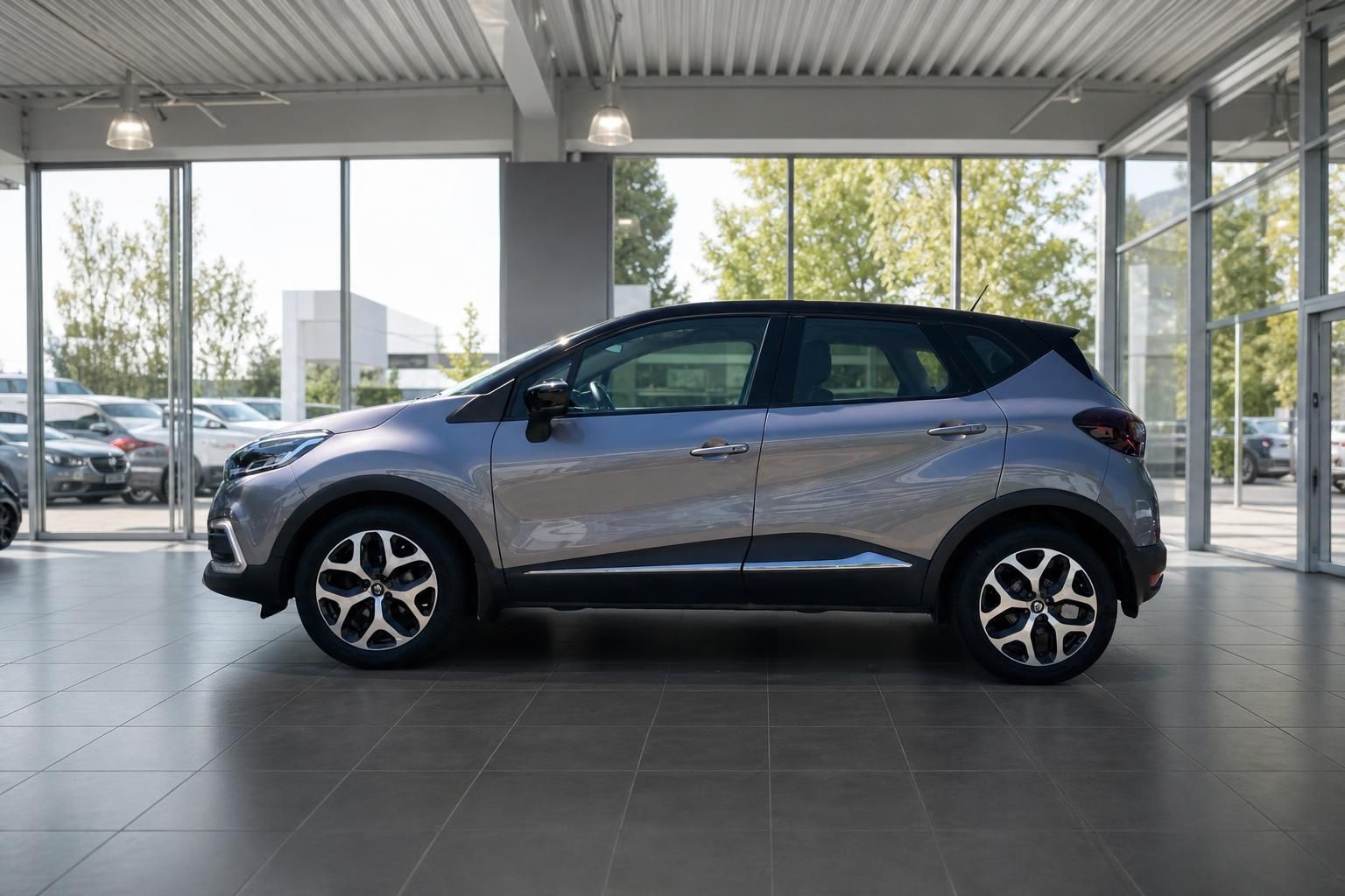 Renault Captur grau Seitenansicht im Autohaus – kompakter SUV mit Leichtmetallfelgen