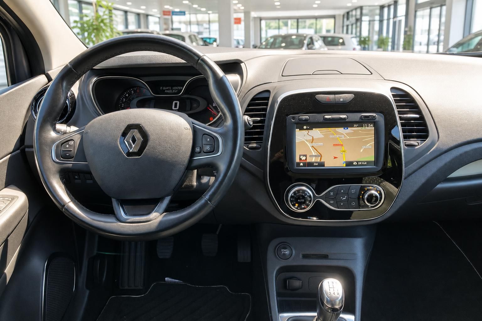 Renault Captur Cockpit mit Lenkrad, Navigationssystem, Klimabedienung und Schaltgetriebe