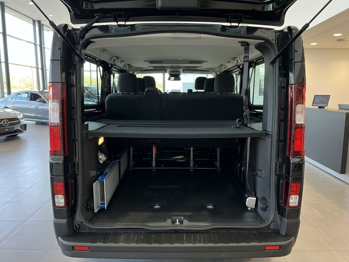 Renault Van - Laderaum mit geöffneten Hecktüren und variabler Ladeflächenausstattung