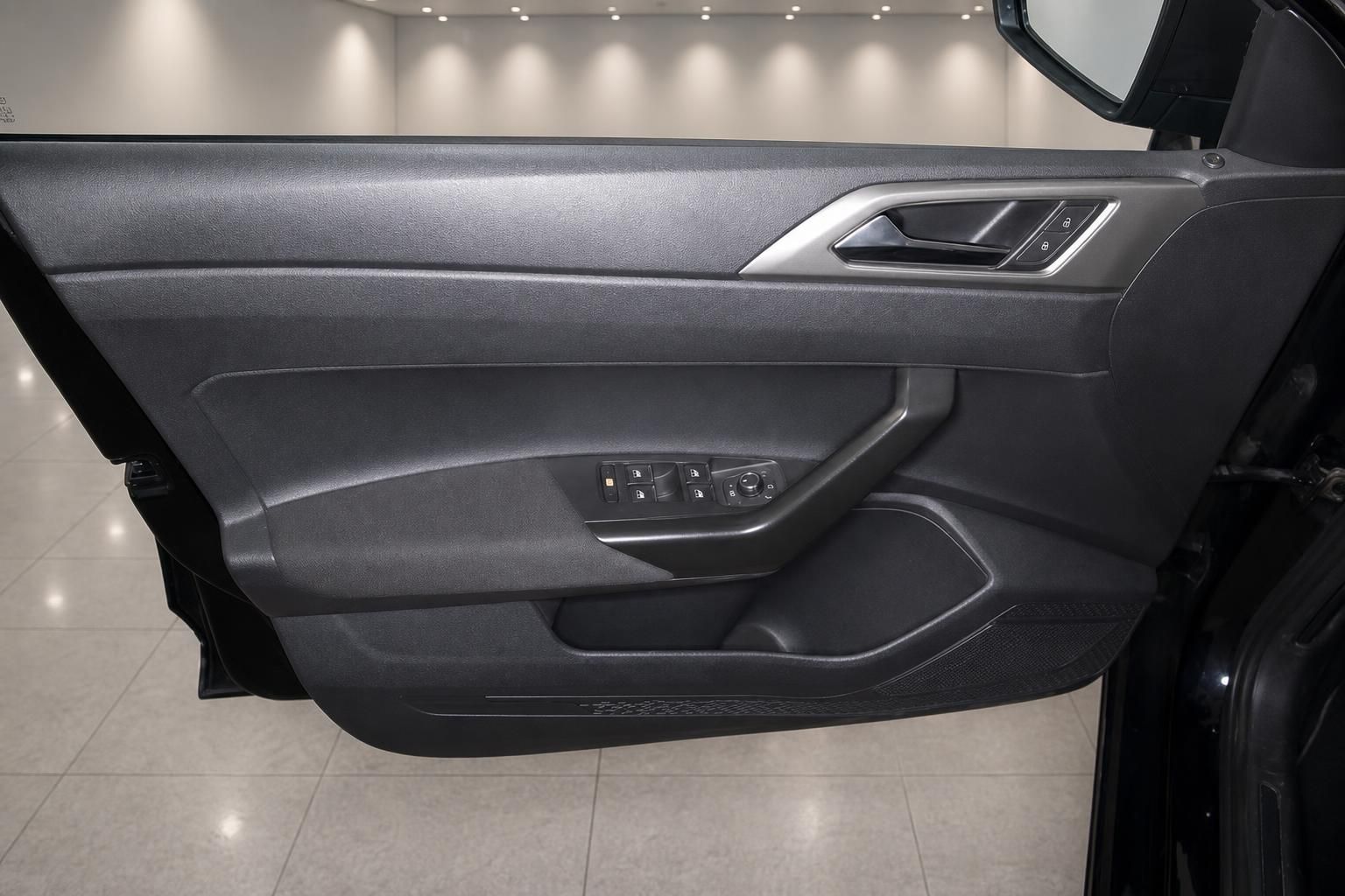 Fahrzeugtür Innenverkleidung mit Fensterheber-Schalter und Türgriff in schwarz