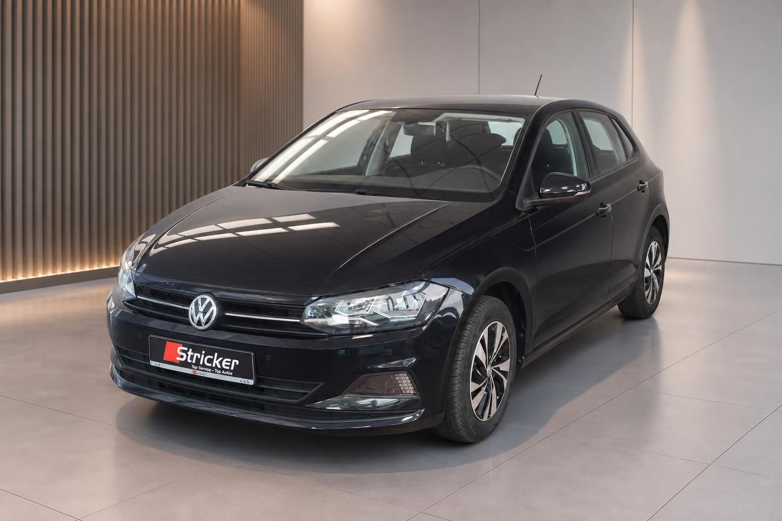 VW Polo schwarz Frontansicht schräg links im Autohaus, Gebrauchtwagen