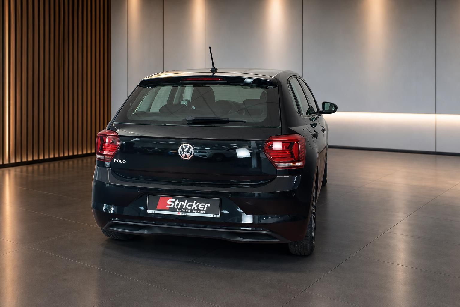 VW Polo schwarz Heckansicht im Autohaus mit LED-Rückleuchten