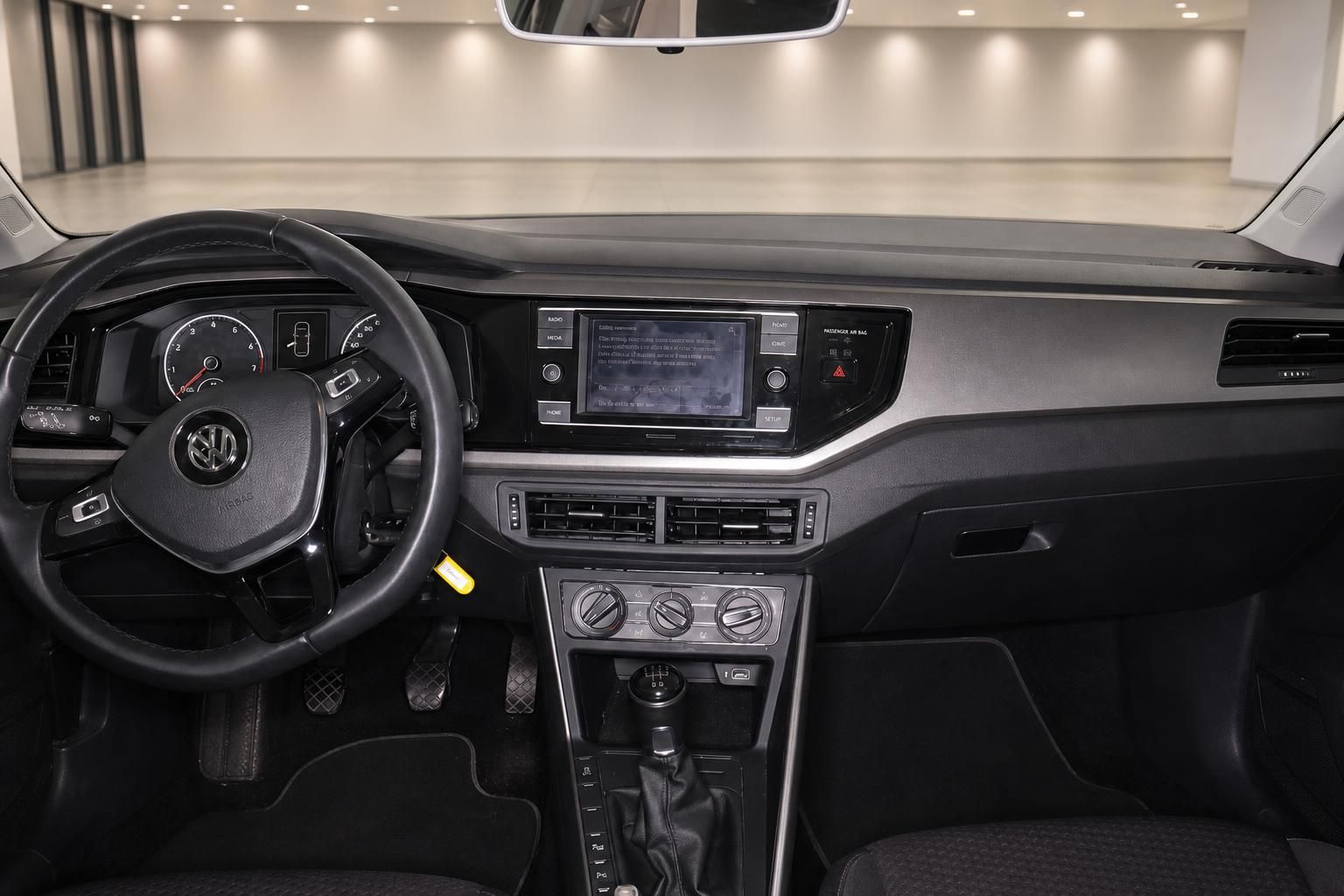 VW Polo Innenraum mit Lenkrad, Infotainment-System und Schaltgetriebe