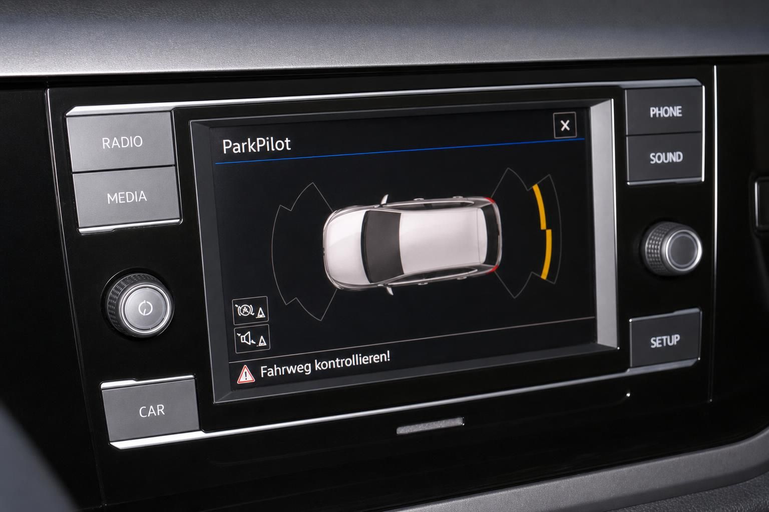 VW Polo Infotainment ParkPilot-Display mit Einparkhilfe und Warnanzeige