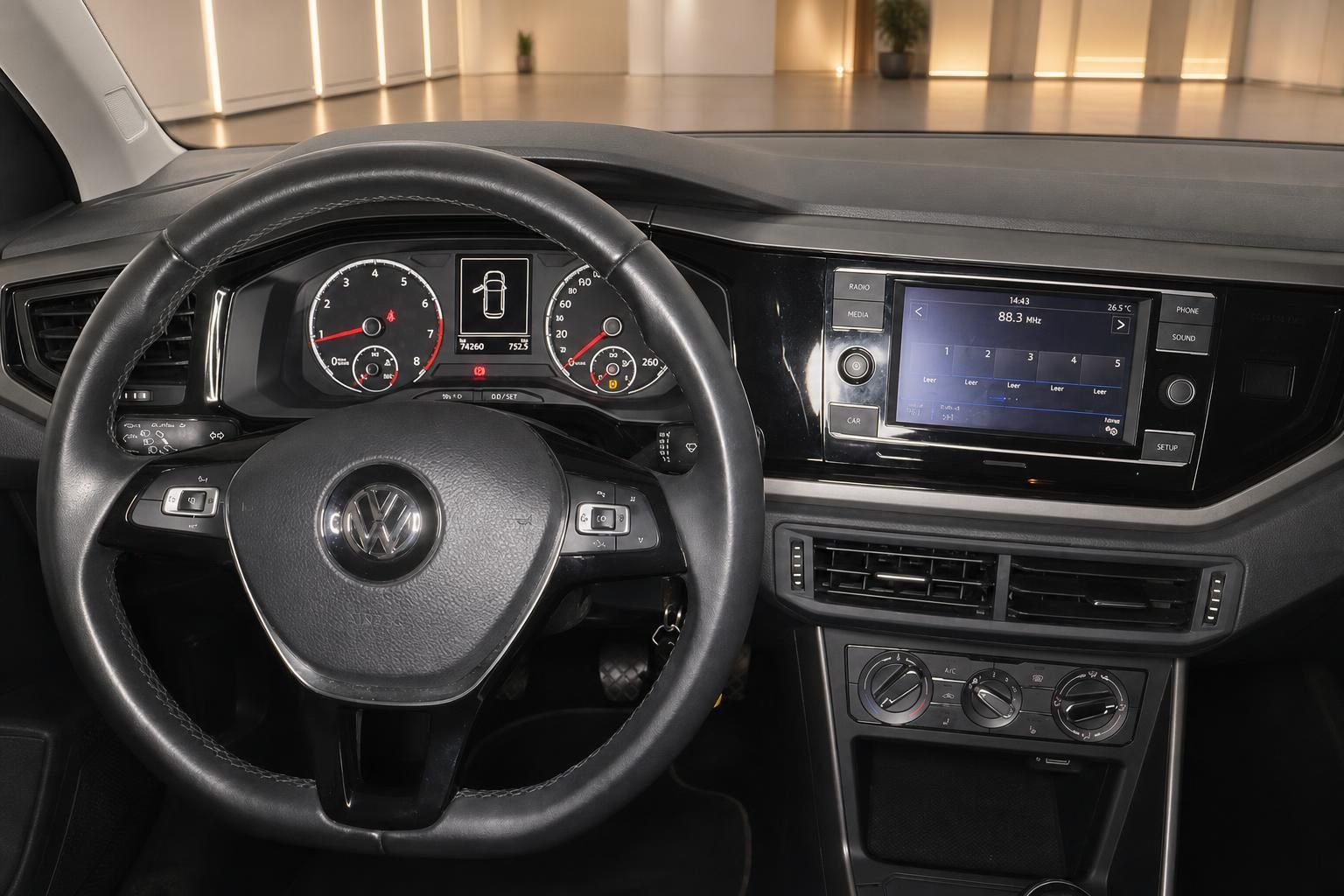 VW Volkswagen Cockpit mit Lenkrad, Tachometer und Infotainment-Display im Innenraum