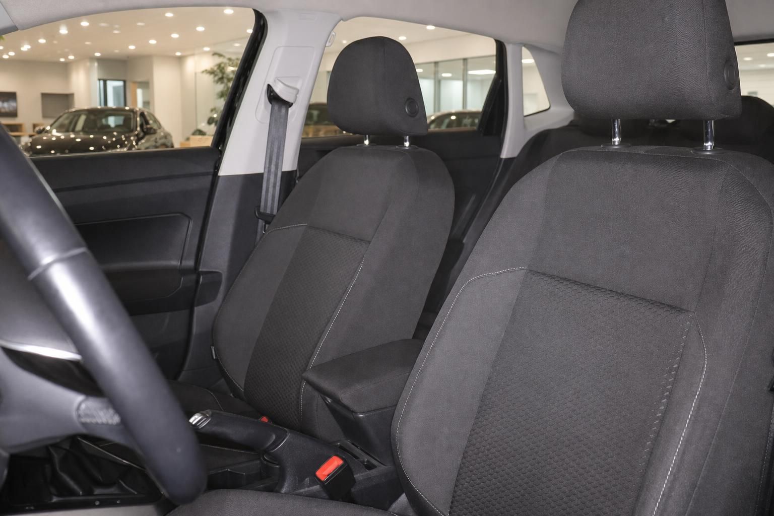 Fahrzeug Innenraum Vordersitze mit schwarzem Stoffbezug und Sicherheitsgurt im Autohaus