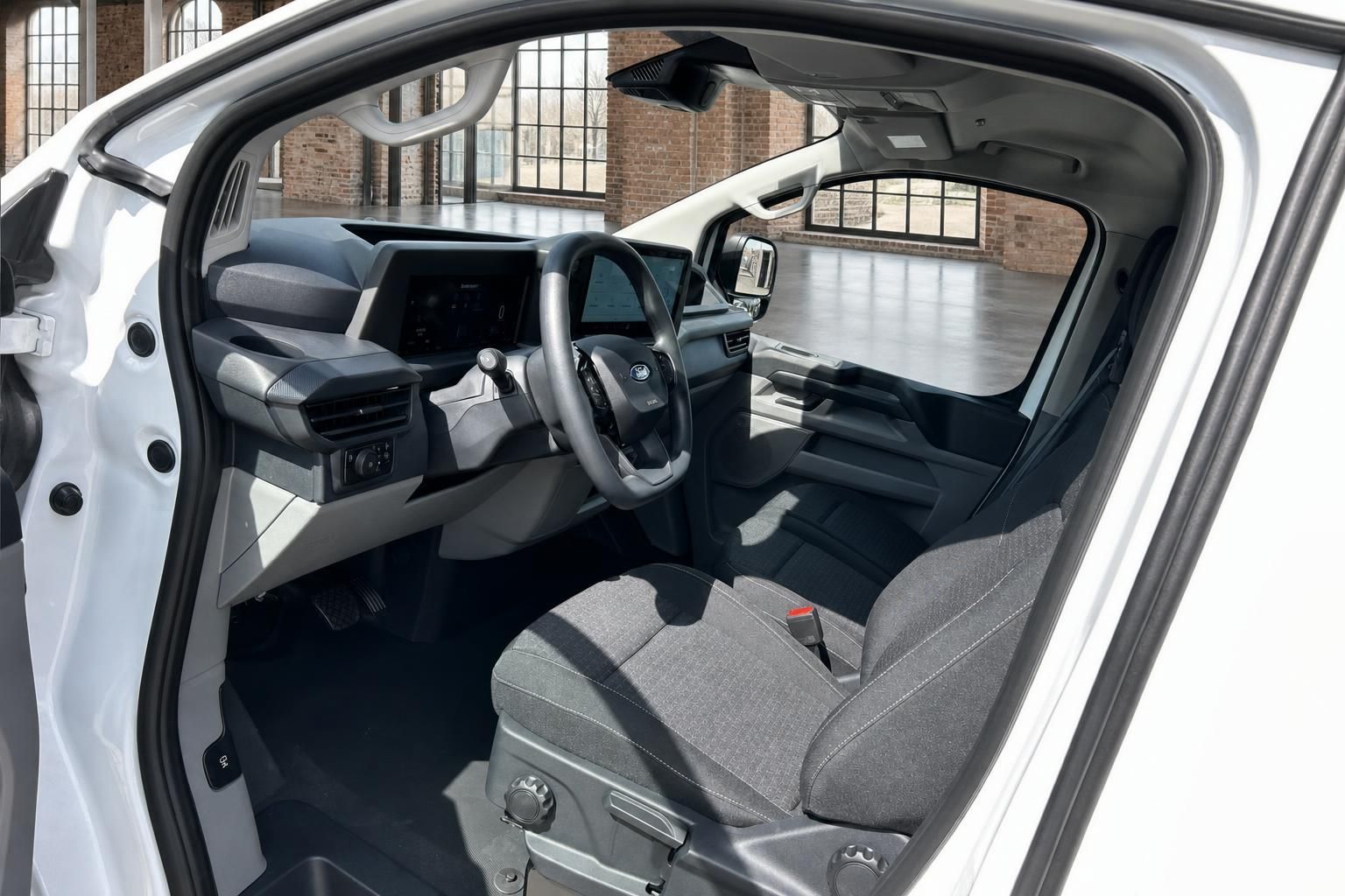 Ford Transit Custom Innenraum Fahrerseite mit Lenkrad Cockpit und Sitz
