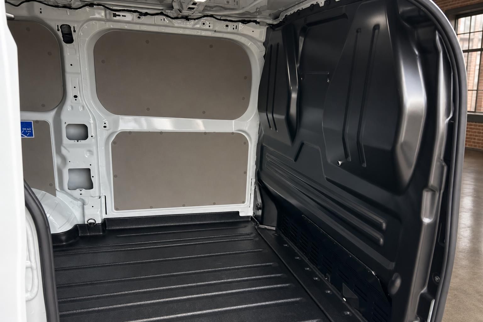 Ford Transit Laderaum Innenansicht mit schwarzem Ladeboden und Verkleidung