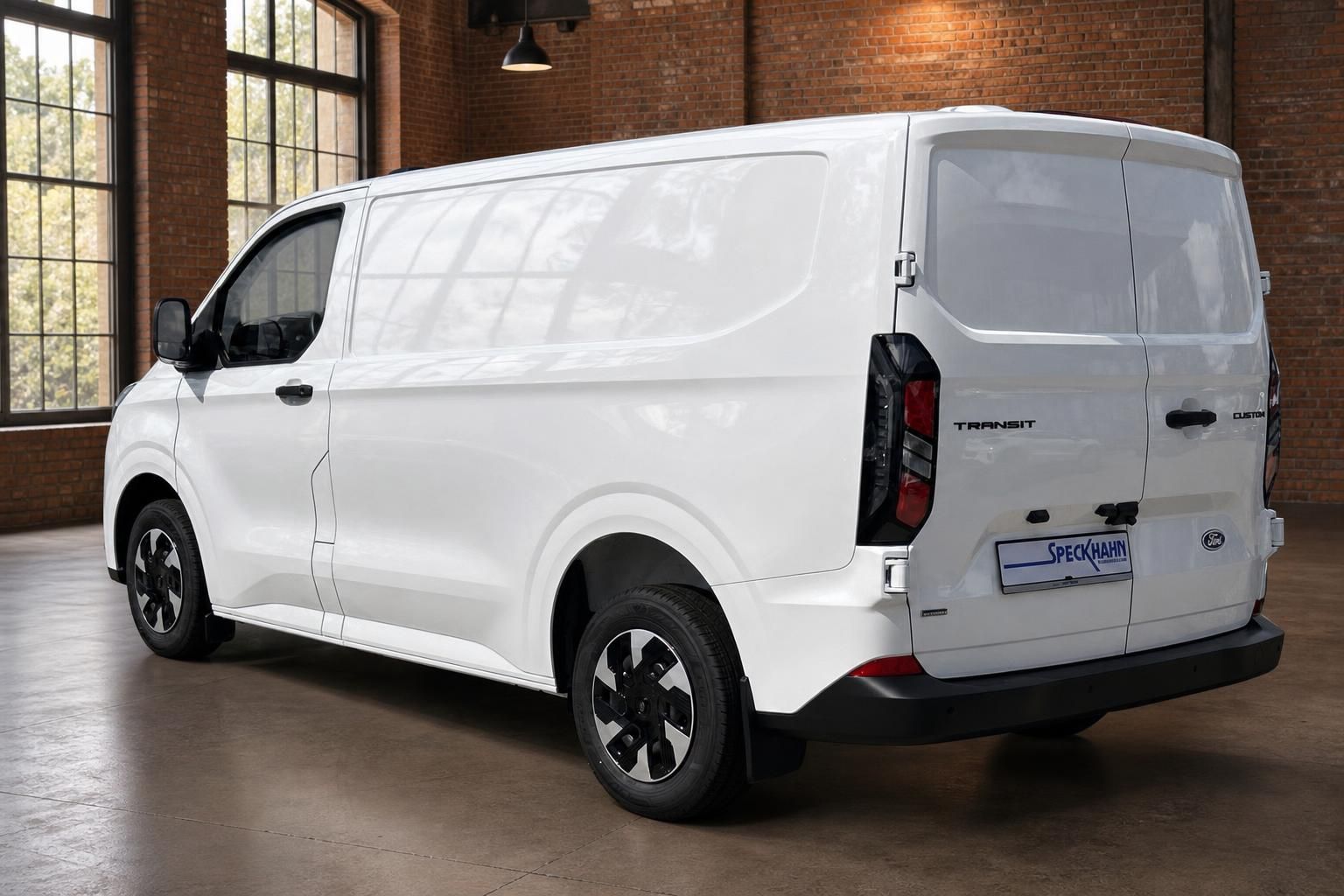 Ford Transit Custom Kastenwagen weiß – Heck-Seitenansicht in Industriehalle
