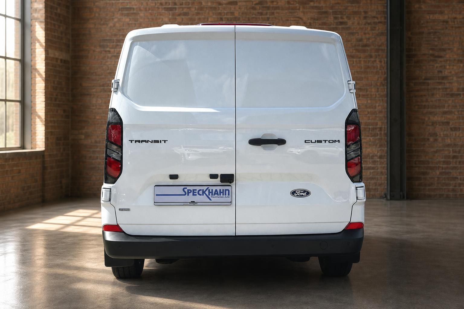 Ford Transit Custom Hybrid weiß – gerade Heckansicht mit Speckhahn-Kennzeichenhalter