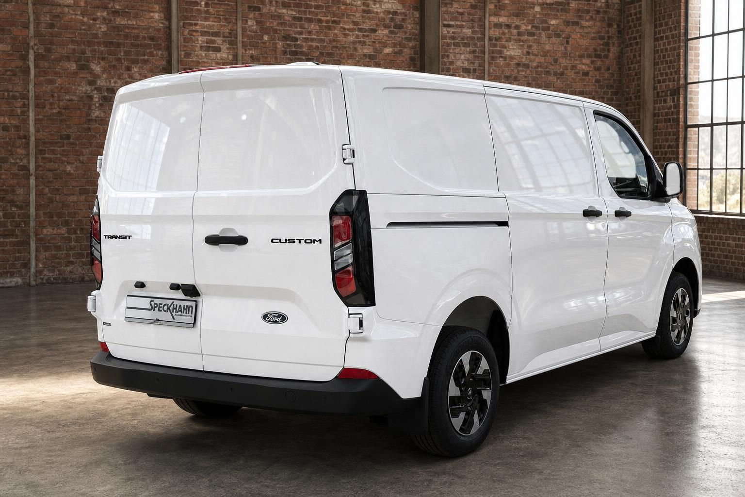 Ford Transit Custom weiß – Heckansicht schräg rechts in Backsteingebäude