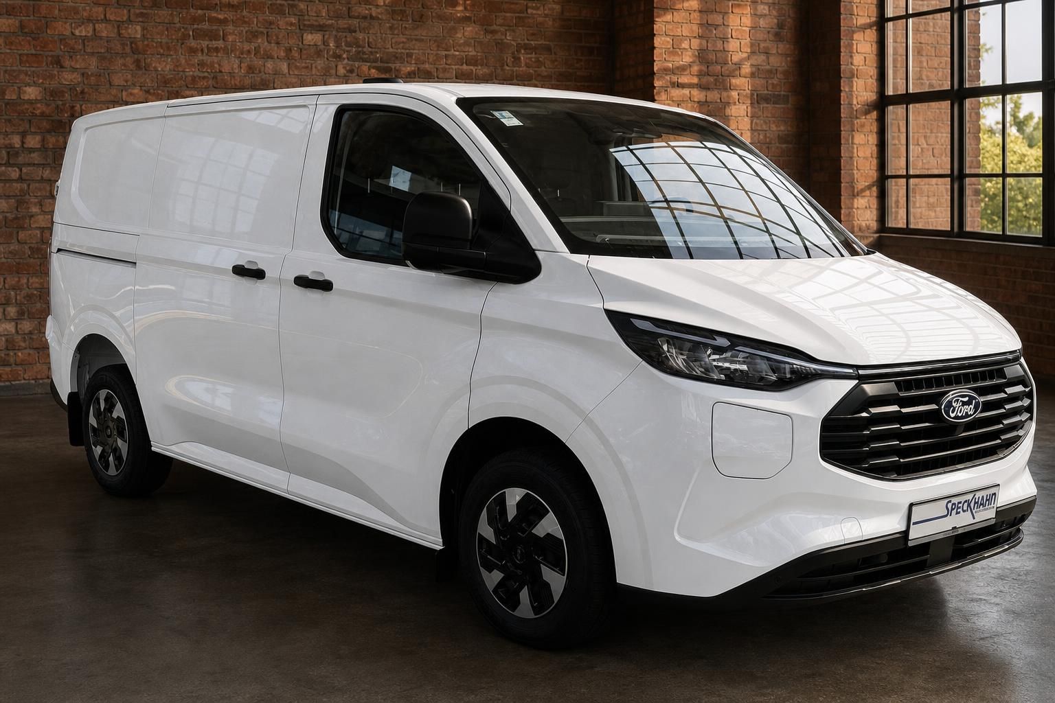 Ford Transit Custom Kastenwagen weiß – Frontansicht schräg links in Industriehalle