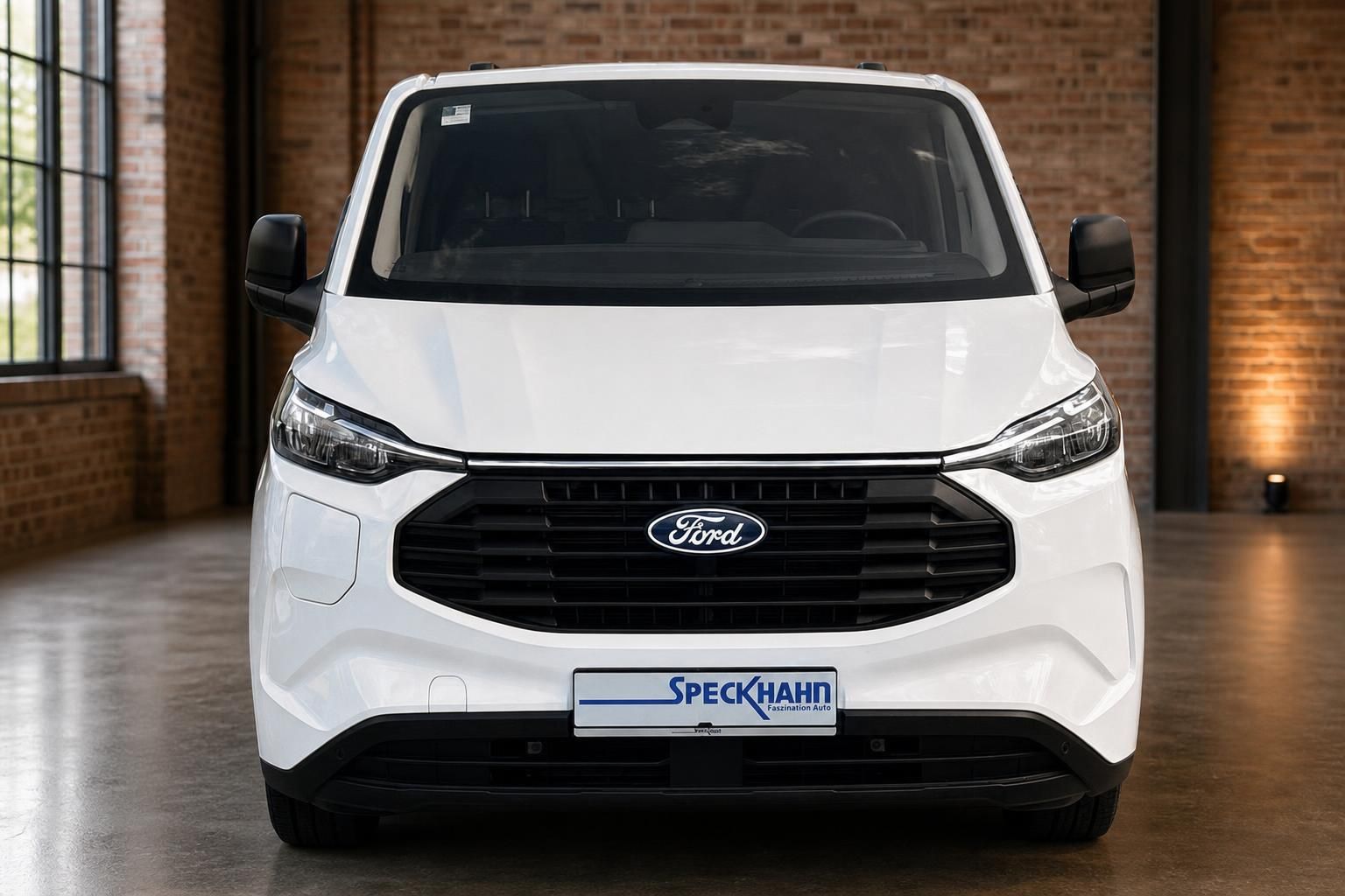 Ford Transit Custom weiss Frontansicht im Showroom bei Autohaus Speckhahn