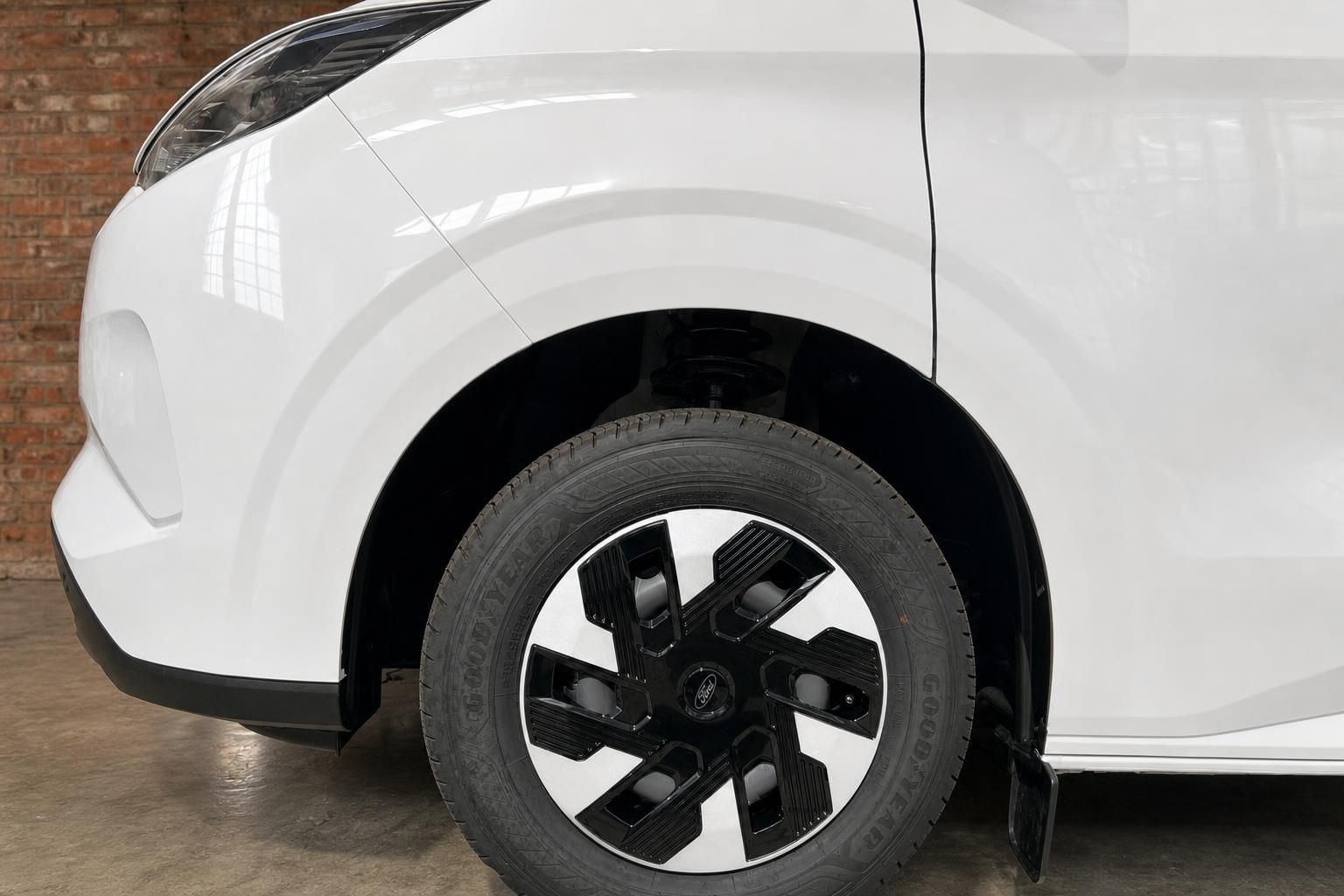 Ford Transporter weiss Vorderrad mit schwarzem Leichtmetallfelge Nahaufnahme
