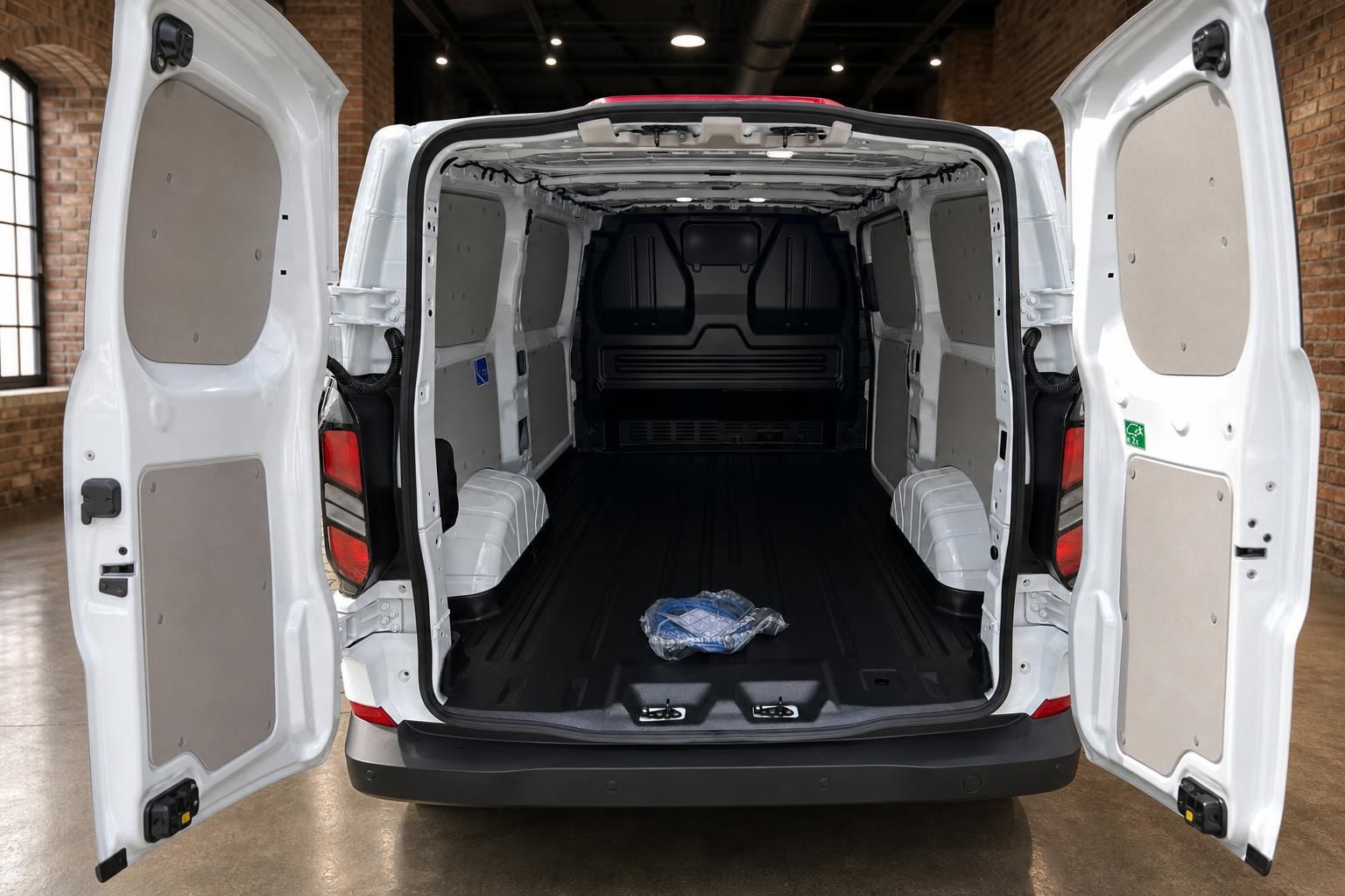 Ford Transit Custom Laderaum Innenansicht mit geöffneten Hecktüren leerer Kastenwagen