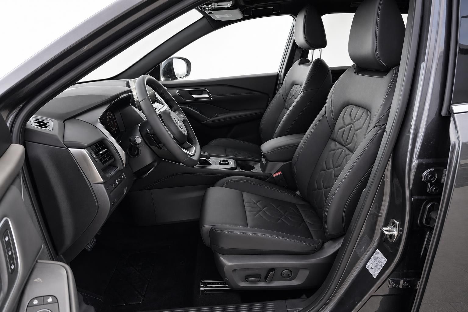 Nissan Innenraum mit schwarzen Lederssitzen und Cockpit-Ansicht