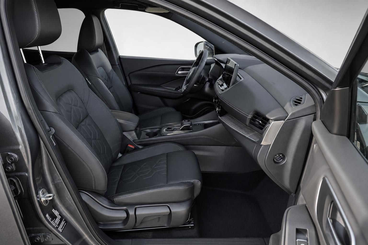 Nissan Fahrersitz und Armaturenbrett im Detail, graues Interieur
