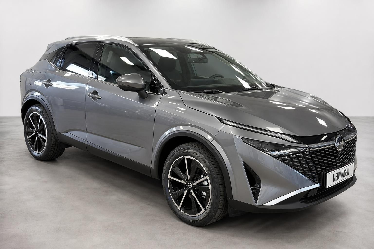Nissan Qashqai in Grau, Frontansicht seitlich im Studio