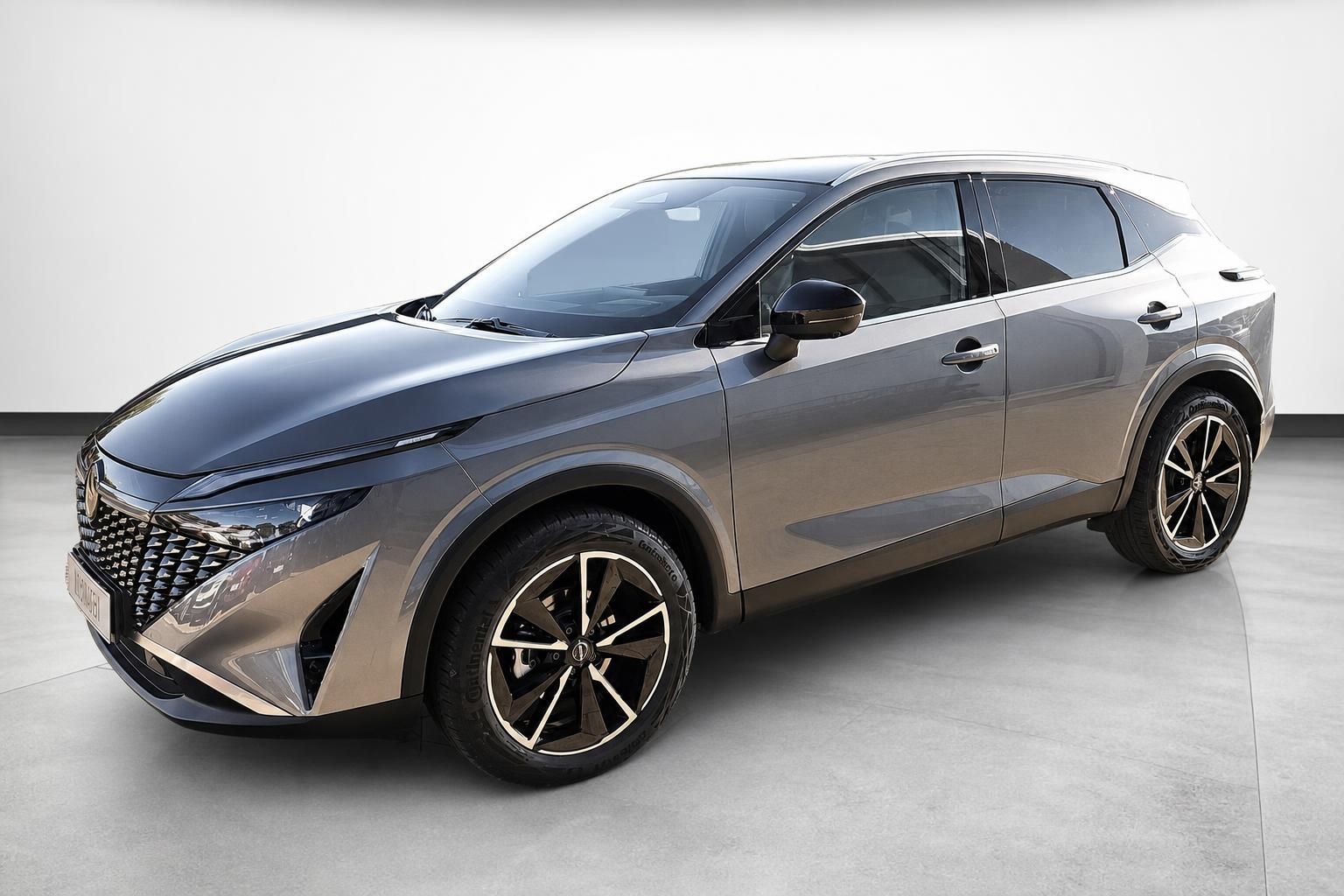 Nissan Qashqai in Bronze-Metallic, Seitenansicht schraeg vorne