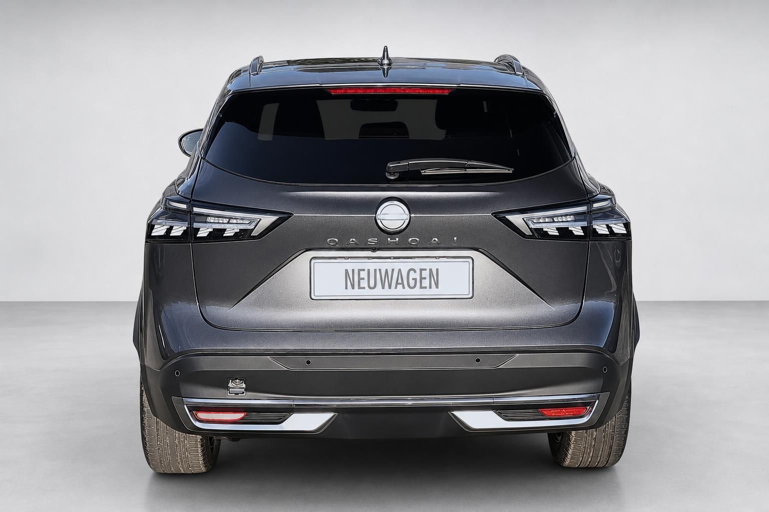 Nissan Qashqai Heckansicht grau mit Kennzeichen Neuwagen