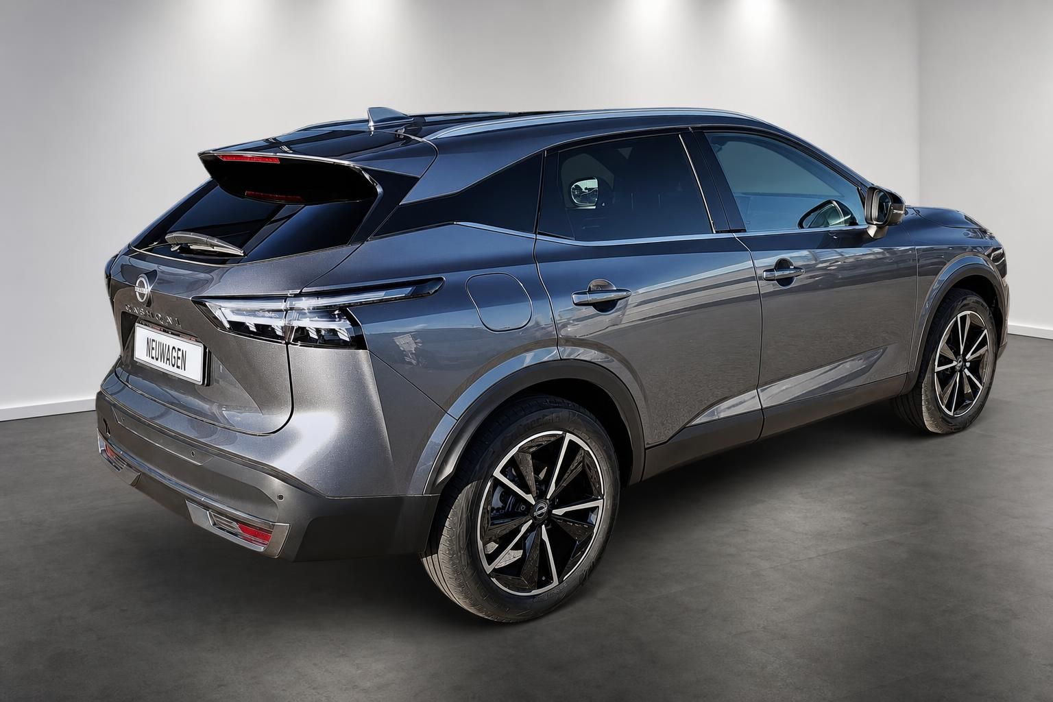 Nissan Qashqai grau Heck schraeg Ansicht Neuwagen Studio