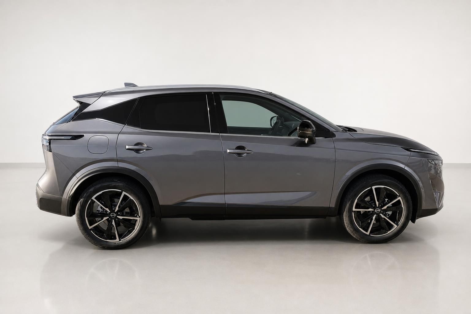 Nissan Qashqai grau Seitenansicht Neuwagen im Studio