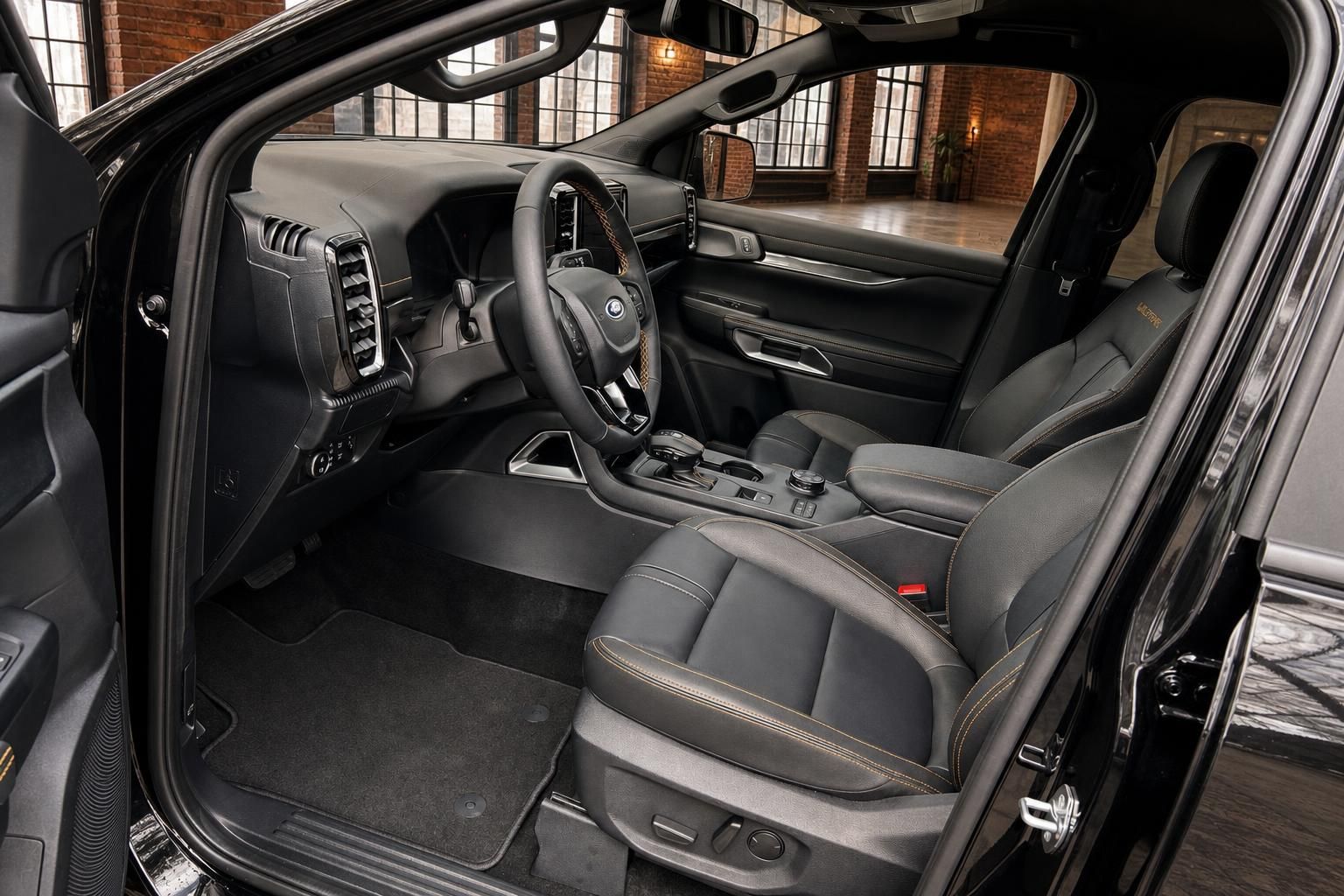 Ford Ranger Wildtrak Innenraum – schwarzes Leder, Wildtrak-Sitze, Lenkrad und Mittelkonsole